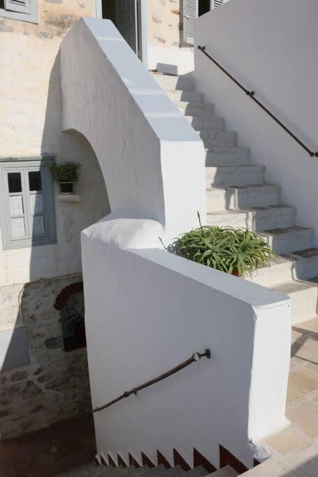 Christina'S Stone House Apartment Идра Экстерьер фото